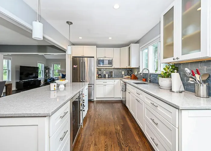 Luxurious Hamptons House With Heated Pool & Grill