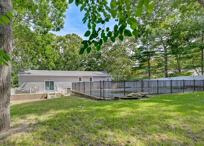 Hampton Bays Retreat: Walk To Squires Beach!