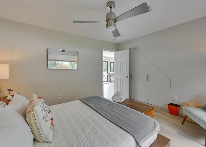 Alluring Hampton Bays Hideaway < 2 Mi To Beach!