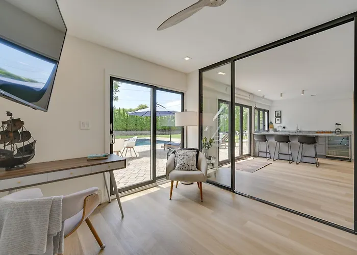 Alluring Hampton Bays Hideaway < 2 Mi To Beach!