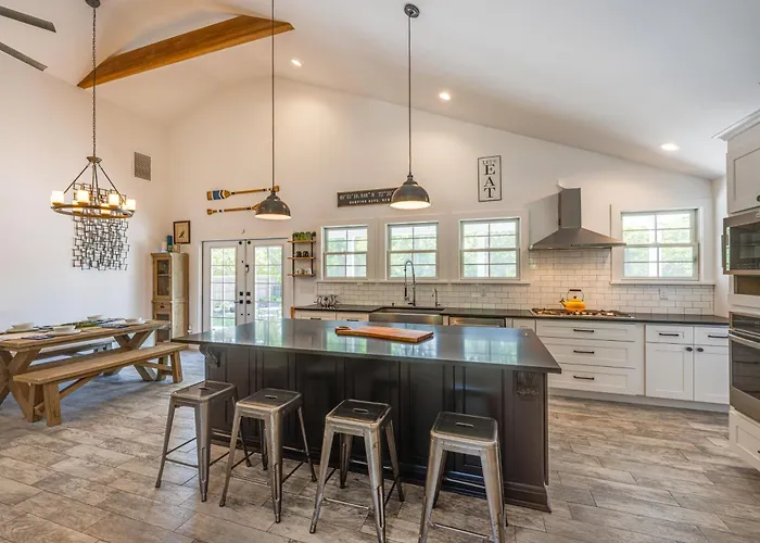 Distinctive Hamptons Home W/ Pool Near Bay, Ocean