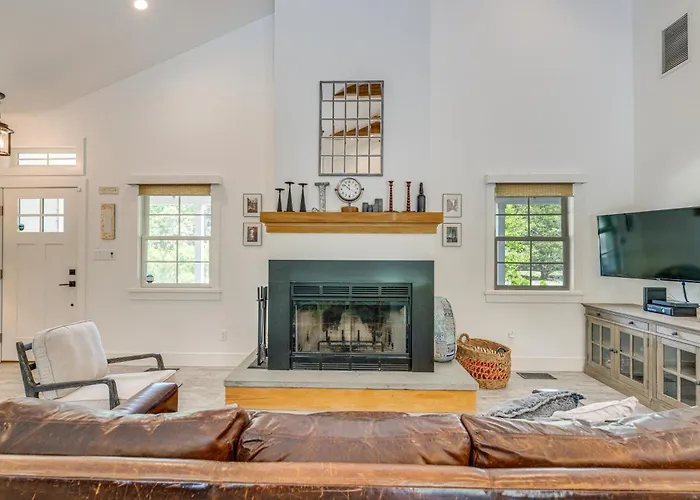Distinctive Hamptons Home W/ Pool Near Bay, Ocean