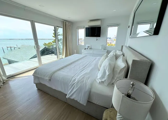 Black Swan- Beachfront Home With Year-Round Jacuzzi