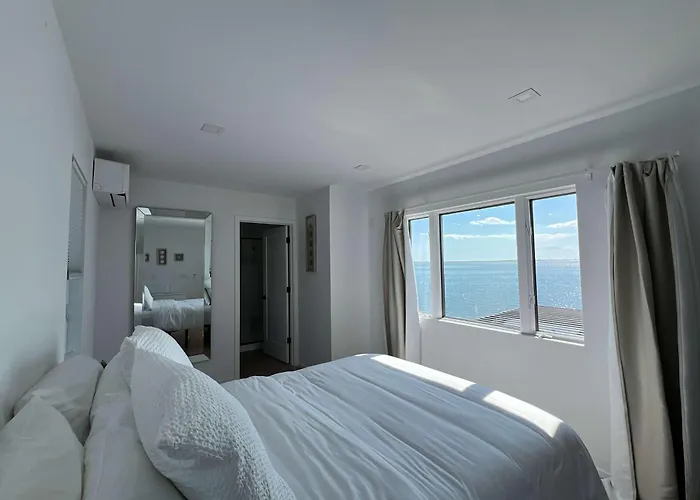 Black Swan- Beachfront Home With Year-Round Jacuzzi