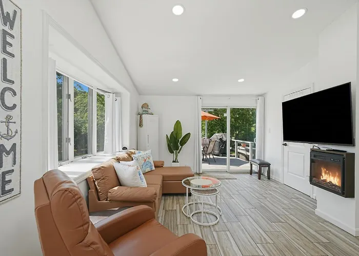 Modern Hampton Bays Cottage Near Beaches & Town Cottage